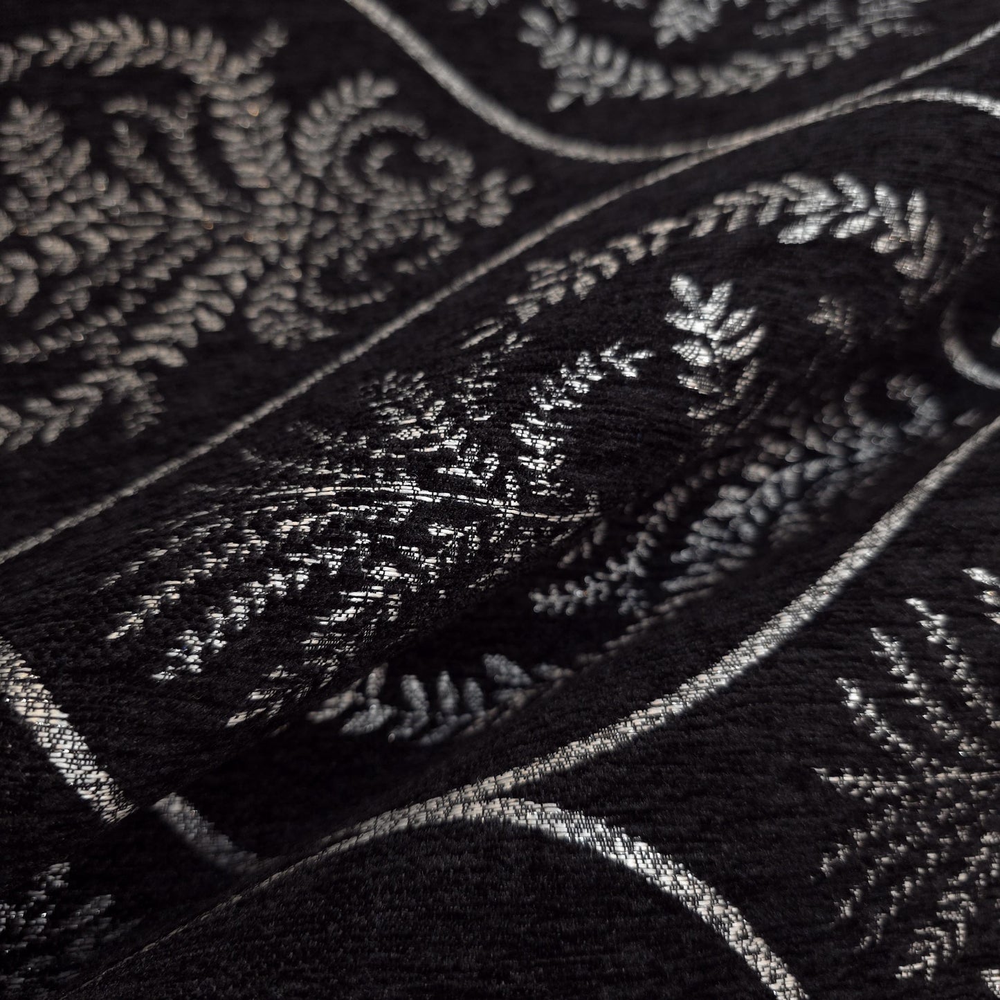 REGAL LAUREL OGEE MEDALION CHENILLE BLACK