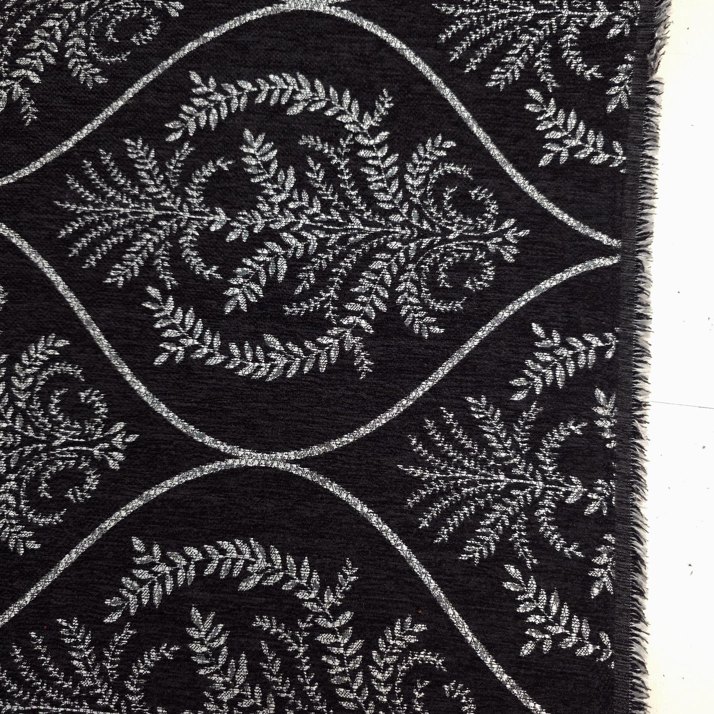 REGAL LAUREL OGEE MEDALION CHENILLE BLACK