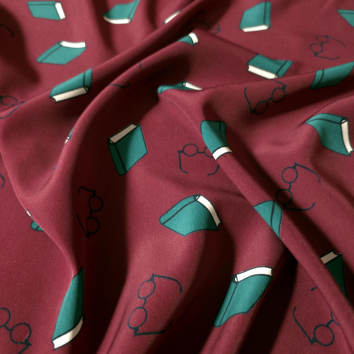 BOOKS AND GLASSES LIBRARY MICROFIBER
