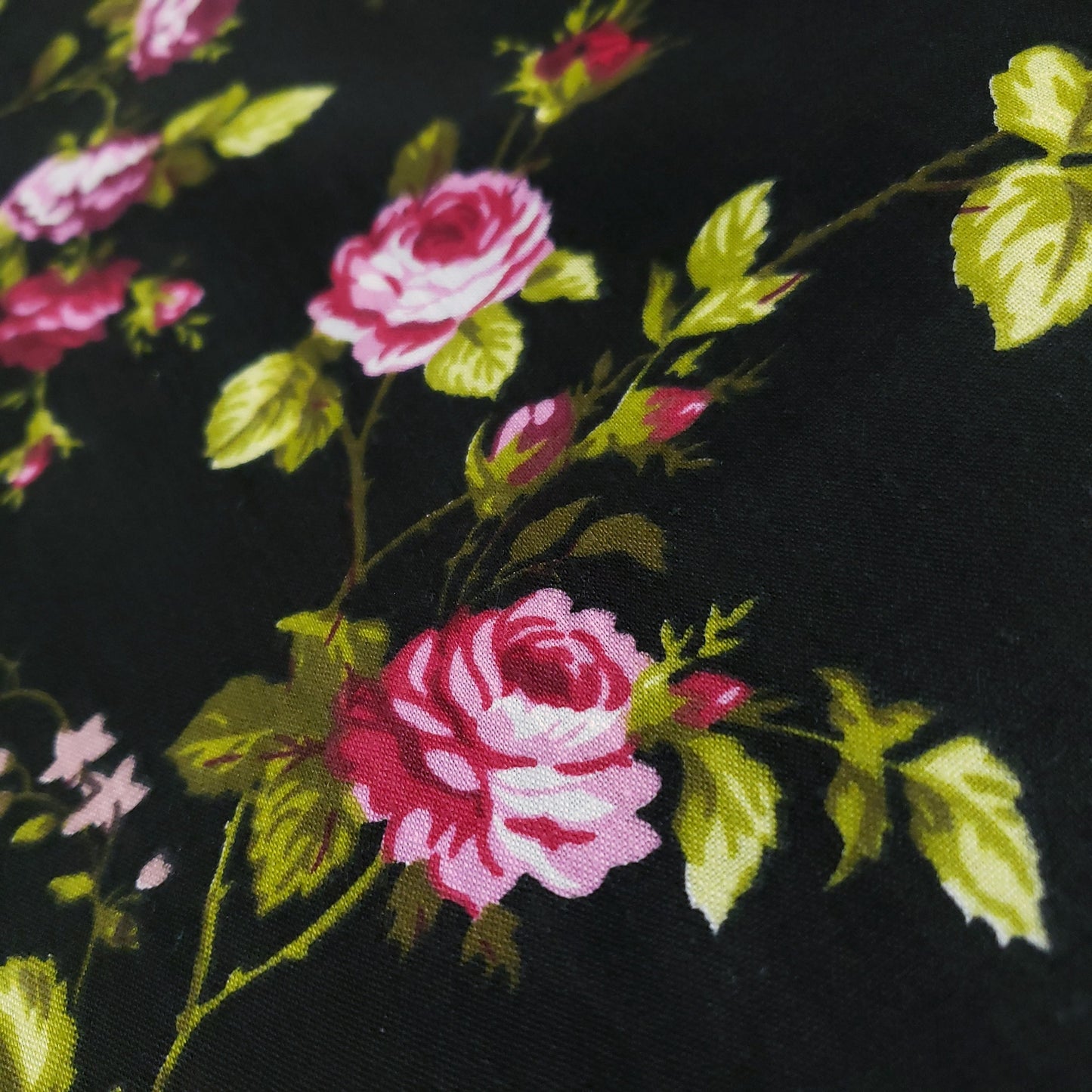 CASTILLE ROSES PRINT RED ON BLACK