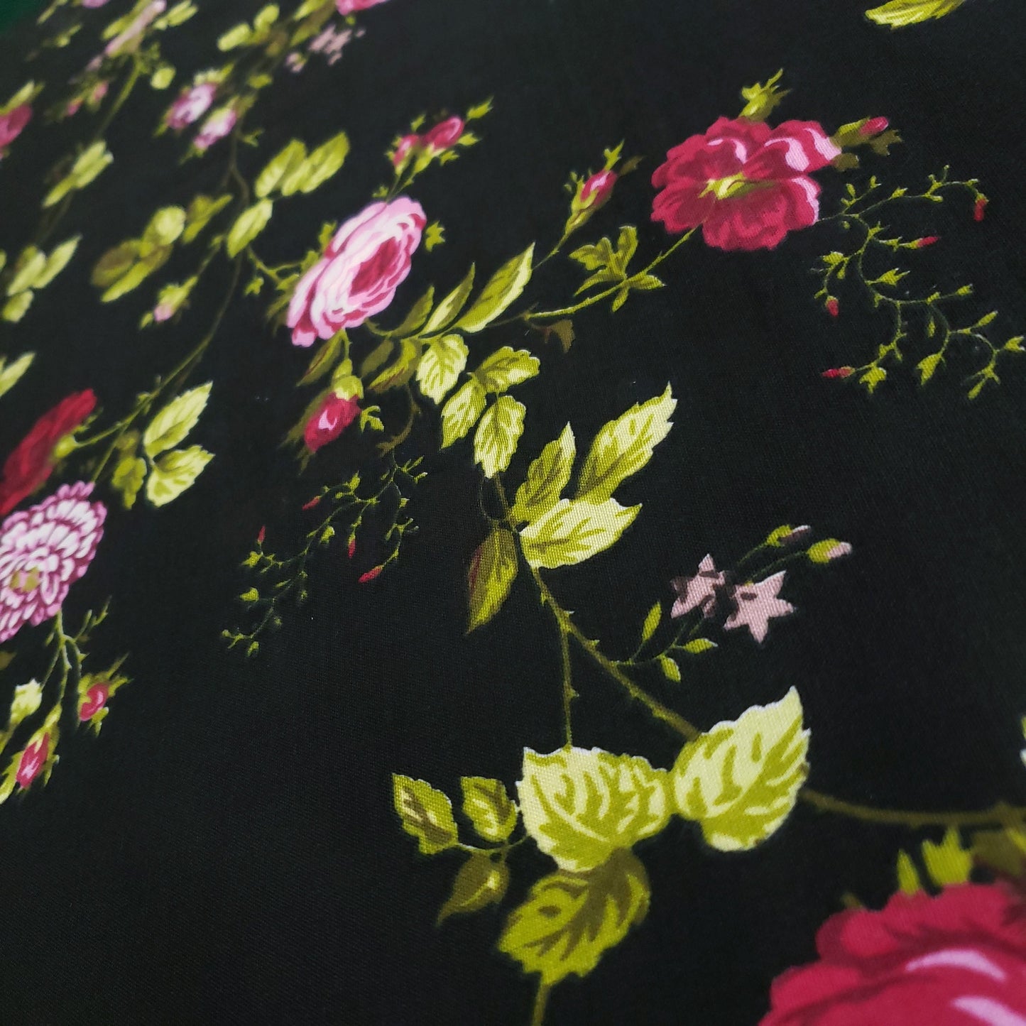 CASTILLE ROSES PRINT RED ON BLACK