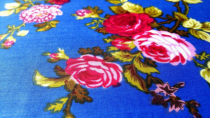 CASTILLE ROSES PRINT RED ON BLUE