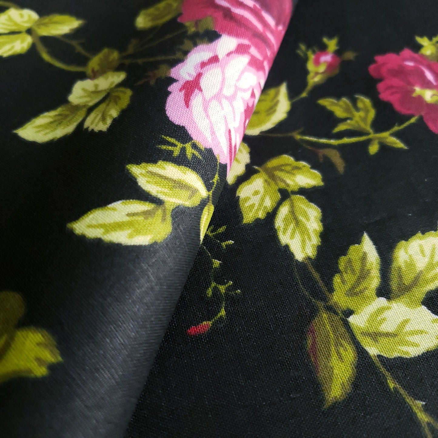 CASTILLE ROSES PRINT RED ON BLACK